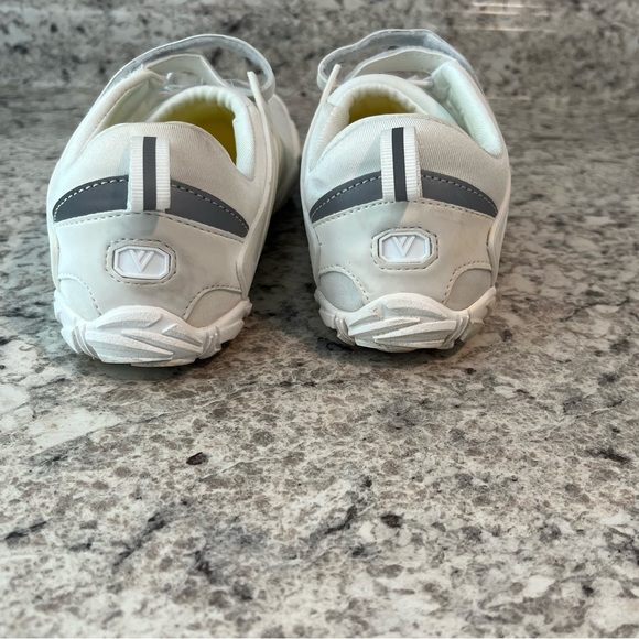Sports white barefoot sneaker size 8.5 (39) excellent condition worn once - Picture 5 of 7